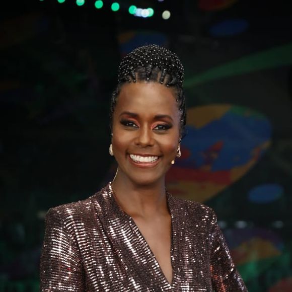 Maju Coutinho escolheu um vestido metalizado para a apresentação do Carnaval