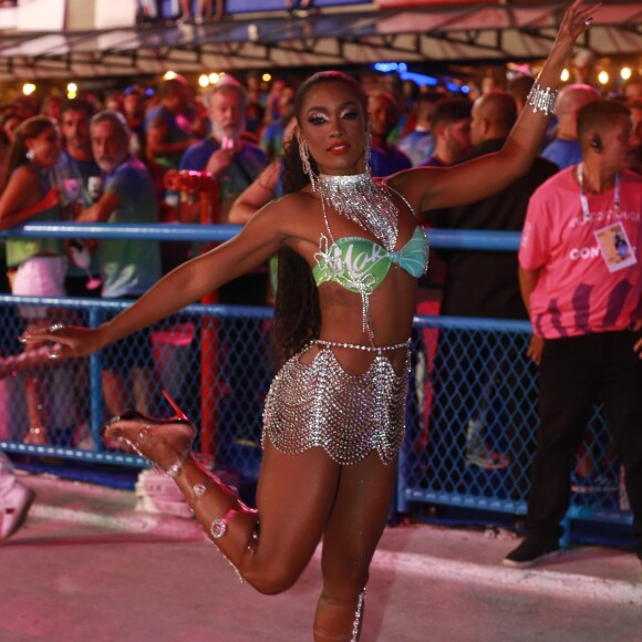 Erika Januza se preparou para o desfile no camarote na Sapucaí onde é musa