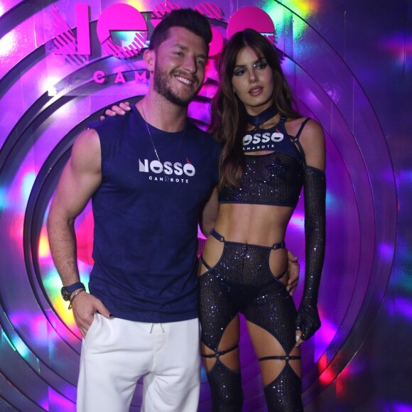 Camila Queiroz e Klebber Toledo curtiram desfiles do Grupo Especial na Sapucaí