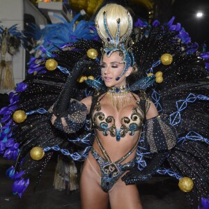 Gabi Martins desfilou com fantasia que representava a 'Dama dos Sonhos' no carnaval 2022 da Vila Isabel