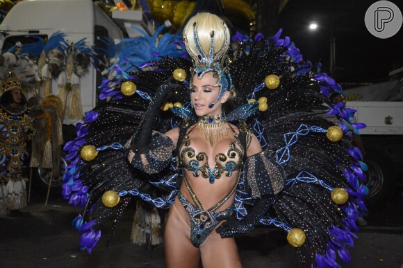 Gabi Martins desfilou com fantasia que representava a 'Dama dos Sonhos' no carnaval 2022 da Vila Isabel