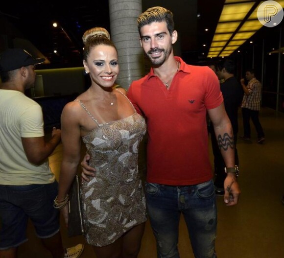 Viviane Araújo está noiva do jogador Radamés, com quem já namorava quando entrou para 'A Fazenda'