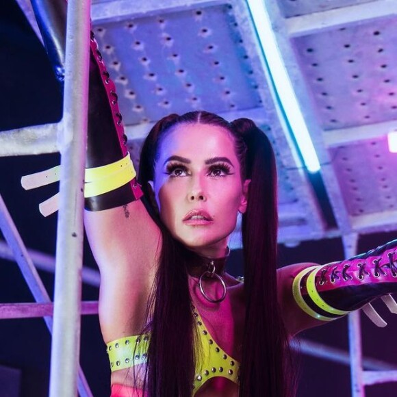 Deborah Secco também usou fantasia inspirada em pecado no Carnaval da Sapucaí