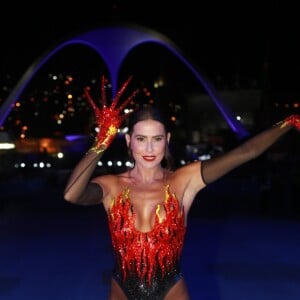 Deborah Secco combinou fantasia de Carnaval inspirada na paixão com meia calça preta e salto alto da mesma cor