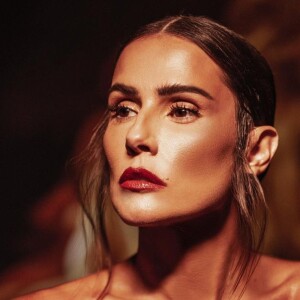 Deborah Secco explica que a filha pediu que ela guardasse fantasia de fogo porque achou muitot bonita  e também queria usar