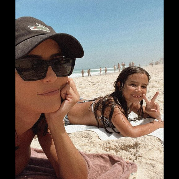 Deborah Secco mostrou fantasia de body brilhante com desenho de fogo para a filha Maria Flor, de seis anos