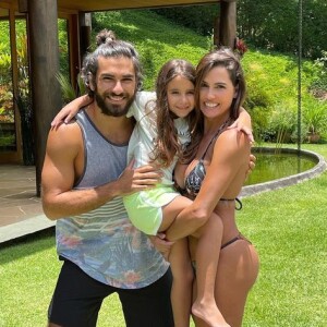 Deborah Secco disse que, nos dias de desfile, deixa a filha com a mãe, porque Maria Flor dorme cedo