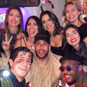 Namorada de Neymar Jr., Bruna Biancardi compartilhou momento com o jogador e amigos