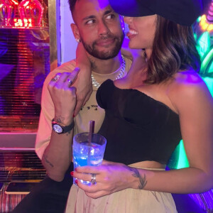 Neymar Jr. apareceu com suposta aliança de compromisso em foto com Bruna Biancardi