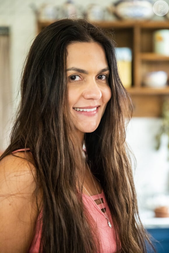 Remake da novela 'Pantanal' traz Paula Barbosa como Zefa, funcionária de Tenório (Murilo Benício)