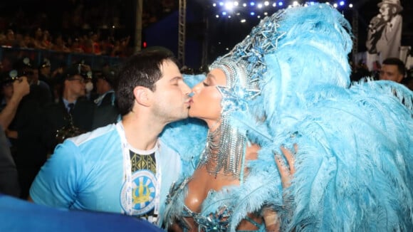 Famosos beijam muito em Desfile das Campeãs no Rio: Sabrina Sato, Viviane Araújo e mais. Fotos!