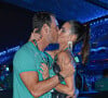 Rodrigo Santoro beija a mulher, Mel Fronckowiak, em camarote da Sapucaí em noite de Desfile das Campeãs