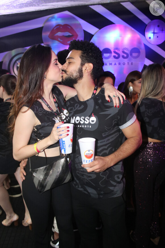 Sophia Abrahão e Sérgio Malheiros se beijam em camarote da Sapucaí 