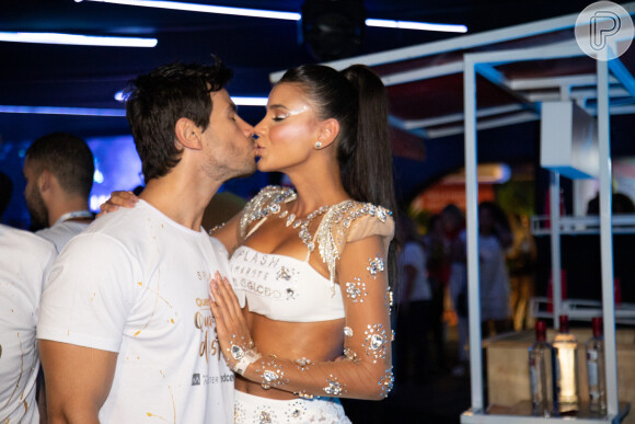 Mariano e Jakelyne, que participaram de 'A Fazenda', trocam beijos em camarote de Carnaval