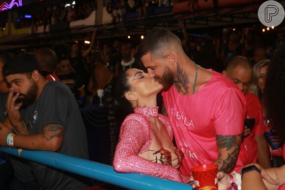 Cleo e o marido, Leandro D'Lucca, trocam carinhos e beijos em noite de Desfile das Campeãs