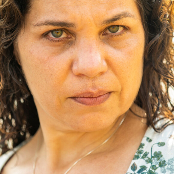 Guta (Julia Dalavia) quase revela à mãe segunda família de Tenório (Murilo Benício) na novela 'Pantanal'