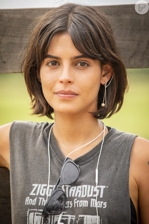 Guta (Julia Dalavia) conta para a mãe, Maria Bruaca (Isabel Teixeira), temer arrumar um homem igual ao seu pai na novela 'Pantanal'