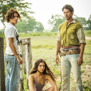 Jove (Jesuíta Barbosa) revela paixão por Juma (Alanis Guillen) a Tadeu (José Loreto) na novela 'Pantanal'