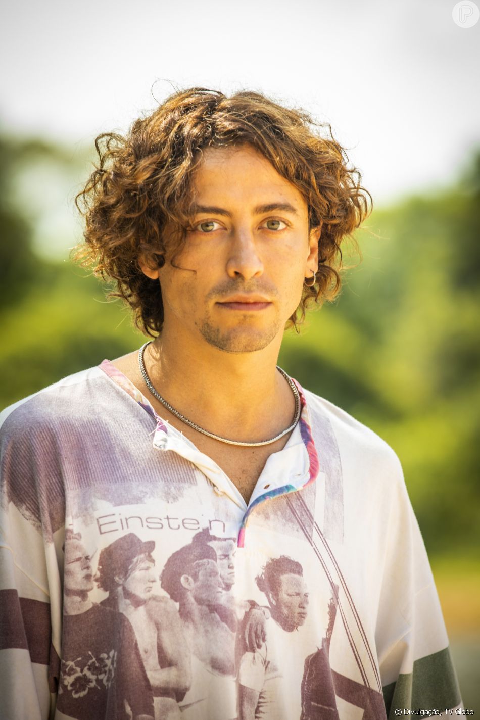 Jove (Jesuíta Barbosa) carrega Juma (Alanis Guillen) para o Rio de Janeiro na novela 'Pantanal'