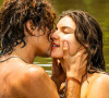 Primeiro beijo de Juma (Alanis Guillen) e Jove (Jesuíta Barbosa) é durante banho de rio do casal na novela 'Pantanal'