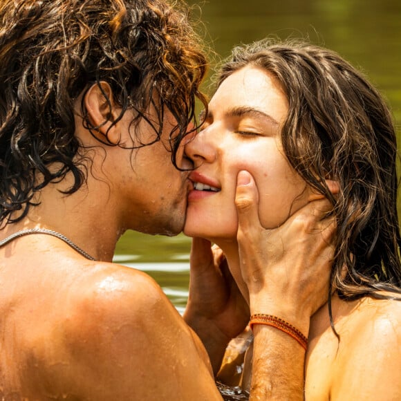 Primeiro beijo de Juma (Alanis Guillen) e Jove (Jesuíta Barbosa) é durante banho de rio do casal na novela 'Pantanal'