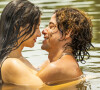 Juma (Alanis Guillen) e Jove (Jesuíta Barbosa) se beijam em rio na novela 'Pantanal'