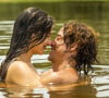 Jove (Jesuíta Barbosa) beija Juma (Alanis Guillen) em cenas da novela 'Pantanal' que devem ir ao ar em 5 de maio de 2022