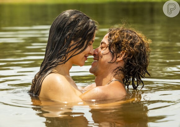 Jove (Jesuíta Barbosa) beija Juma (Alanis Guillen) em cenas da novela 'Pantanal' que devem ir ao ar em 5 de maio de 2022