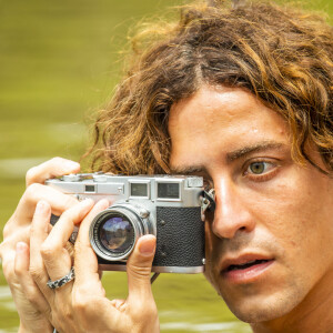 Jove (Jesuíta Barbosa) consegue fazer fotos de Juma (Alanis Guillen) durante banho de rio na novela 'Pantanal'