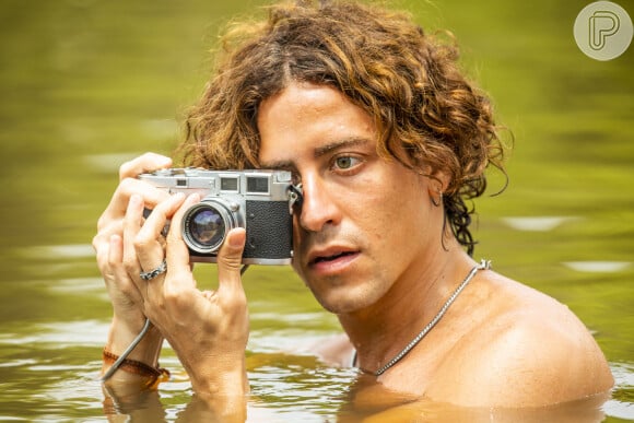 Jove (Jesuíta Barbosa) consegue fazer fotos de Juma (Alanis Guillen) durante banho de rio na novela 'Pantanal'
