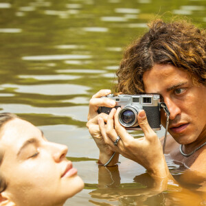 Jove (Jesuíta Barbosa) e Juma (Alanis Guillen) têm momento de carinho durante banho de rio na novela 'Pantanal'