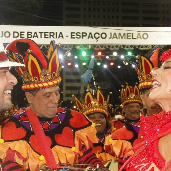 Paolla Oliveira e Diogo Nogueira desfilaram juntos na Grande Rio