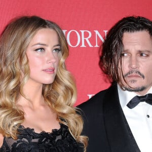 Johnny Depp entrou com uma ação contra Amber Heard por causa de um artigo publicado por ela em 2018