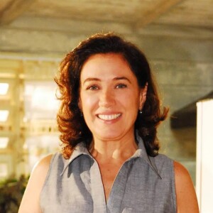 Catarina (Lilia Cabral) é uma mulher vítima de agressões na novela 'A Favorita'