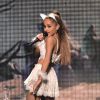 Ariana Grande sensualiza no palco