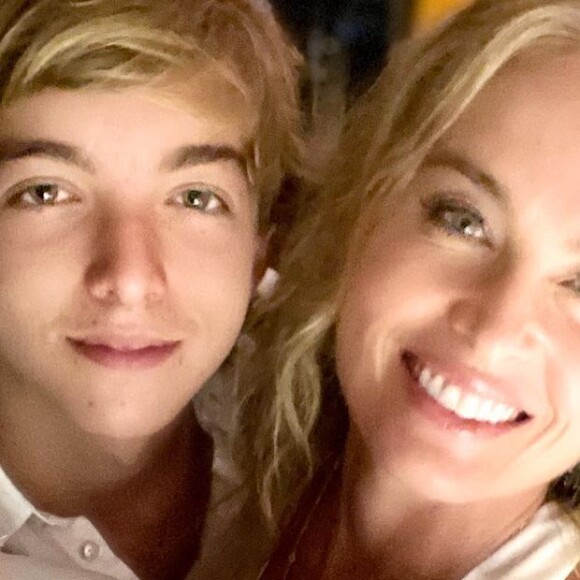 Angélica posa com os três filhos