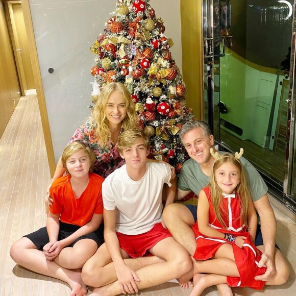 Angélica, Luciano Huck, Joaquim, Benício e Eva posam juntos no Natal