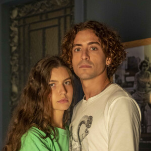 Jove (Jesuíta Barbosa) chega e impede Juma (Alanis Guillen) de ser expulsa de casa por Mariana (Selma Egrei) na novela 'Pantanal'