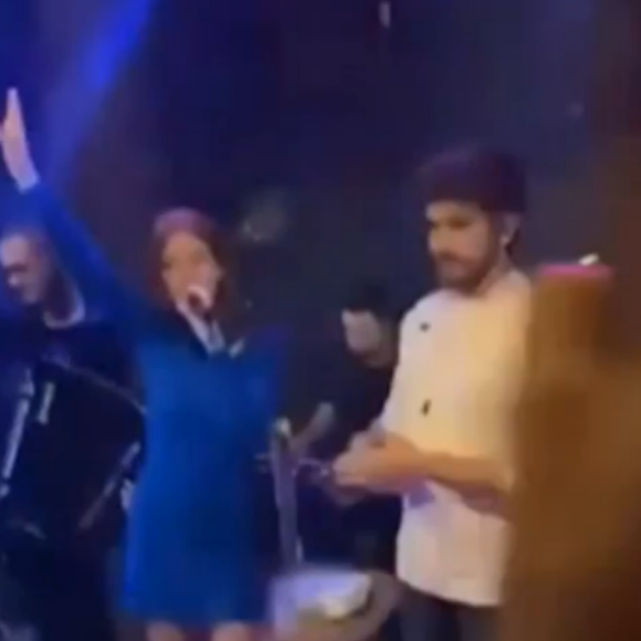 Marina Ruy Barbosa cantou 'Medo Bobo', de Maiara e Maraisa, no palco e dedicou ao namorado, Guilherme Mussi. Assista ao vídeo na reportagem