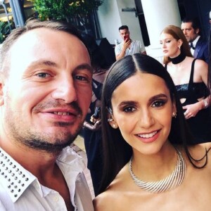 Sem registros oficiais, os fãs de Marina Ruy Barbosa se contentavam com flagras não-oficiais, como essa selfie em que o casal saiu ao fundo em Cannes