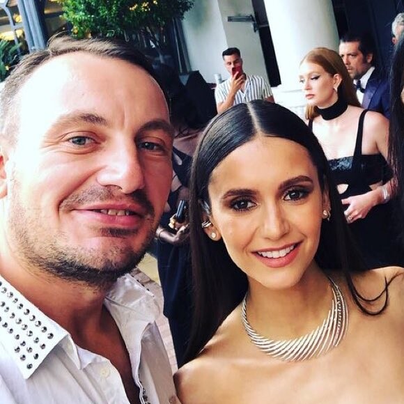 Sem registros oficiais, os fãs de Marina Ruy Barbosa se contentavam com flagras não-oficiais, como essa selfie em que o casal saiu ao fundo em Cannes