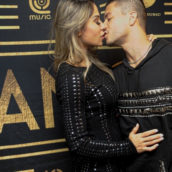 Maíra Cardi descobriu 'uma nova derrapada' de Arthur Aguiar com provas enquanto ele estava confinado no 'BBB 22', disse colunista do 'Fofocalizando'