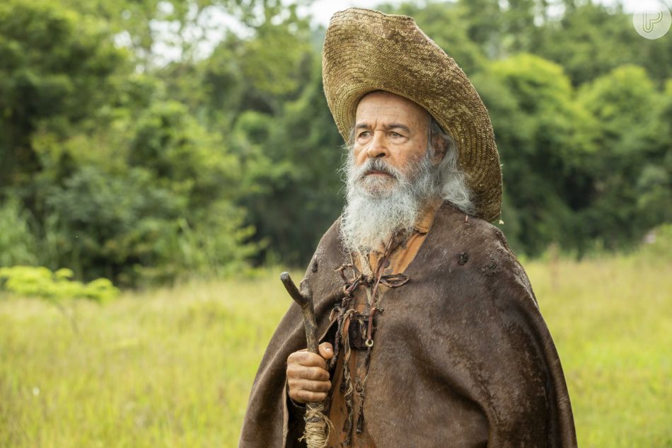 Muda (Bella Campos) é socorrida pelo Velho do Rio (Osmar Prado) no capítulo de terça-feira 24 de maio de 2022 da novela 'Pantanal'