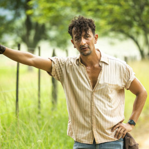 Tadeu (José Loreto) sente ciúmes de José Lucas (Irandhir Santos) no capítulo de quarta-feira 25 de maio de 2022 da novela 'Pantanal'