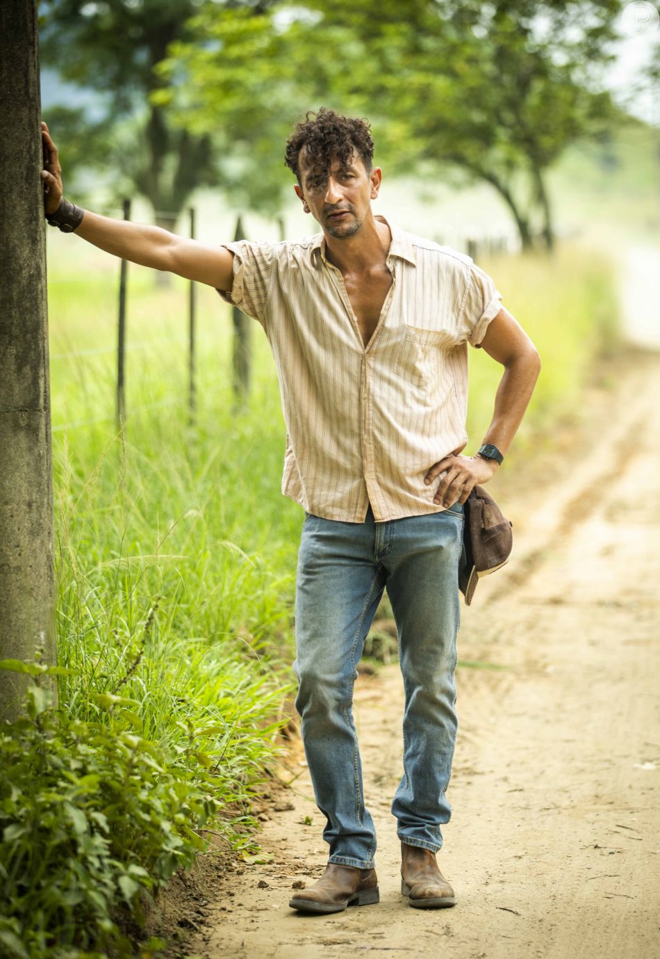 Tadeu (José Loreto) sente ciúmes de José Lucas (Irandhir Santos) no capítulo de quarta-feira 25 de maio de 2022 da novela 'Pantanal'
