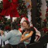 Leticia Birkheuer usou saia curtinha durante passeio em shopping, onde o filho, João Guilherme, tirou foto com Papai Noel
