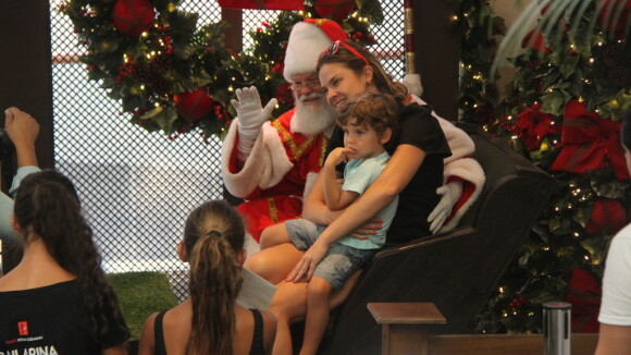 Leticia Birkheuer leva o filho, João Guilherme, para tirar foto com Papai Noel