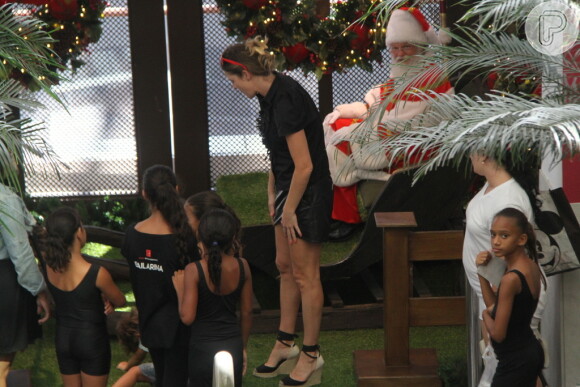 Leticia Birkheuer usou saia curtinha durante passeio em shopping, onde o filho, João Guilherme, tirou foto com Papai Noel