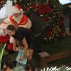 Leticia Birkheuer usou saia curtinha durante passeio em shopping, onde o filho, João Guilherme, tirou foto com Papai Noel