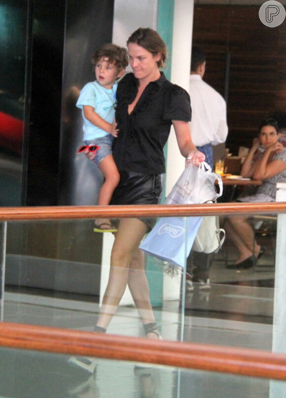 Leticia Birkheuer levou o filho, João Guilherme, para tirar fotos com Papai Noel